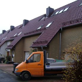 Dachprojekt von Dachbau-Meisterbetrieb Wöllner, Reihenhäuser mit dunklen Dächern
