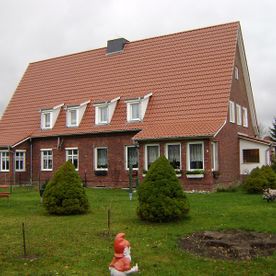 Landhaus mit rotem Ziegeldach, Dachprojekt von Dachbau-Meisterbetrieb Wöllner