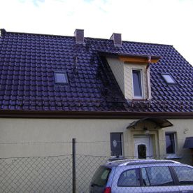 Haus mit dunklem Steildach, Projekt von Dachbau-Meisterbetrieb Wöllner