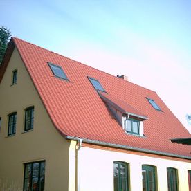 Haus mit rotem Ziegeldach, Dachprojekt von Dachbau-Meisterbetrieb Wöllner