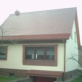 Haus mit Schrägdach und großem Fenster, Dachprojekt von Dachbau-Meisterbetrieb Wöllner