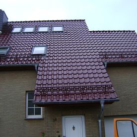 Dachprojekt von Dachbau-Meisterbetrieb Wöllner, Haus mit asymmetrischem Dach